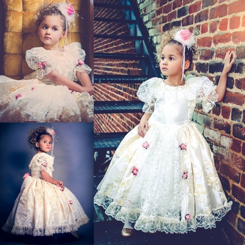 

Vintage Flower Girls Dresses For Weddings Lace Appliques Ball Gown First Communion Dress With Sleeves Kids Pageant Gowns With Big Bow Back, Champagne