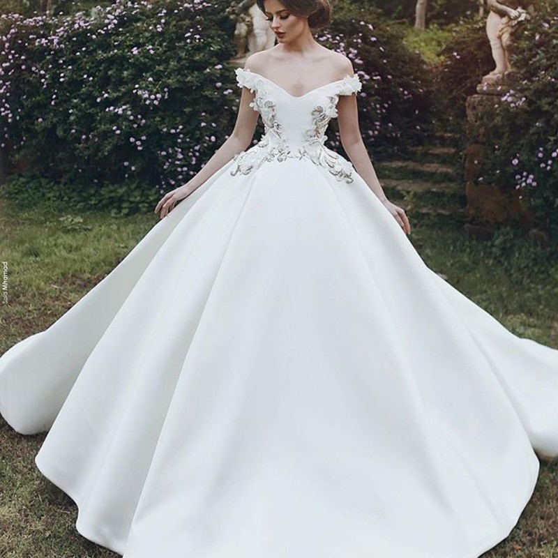 

Vintage Graceful Satin Wedding Dresses Sexy Off Shoulder Lace Appliques Ball Gown Bridal Dress 2018 Romantic Royal Princess Wdding Gown, Silver