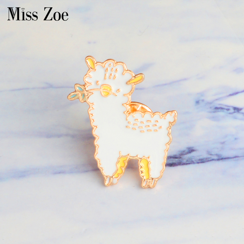 

Miss Zoe Schaapje Emaille pins Dier mooie alpaca Broche Knop Pin Denim Jeans Revers Pin Badge Cartoon Sieraden Gift voor Kids meisjes