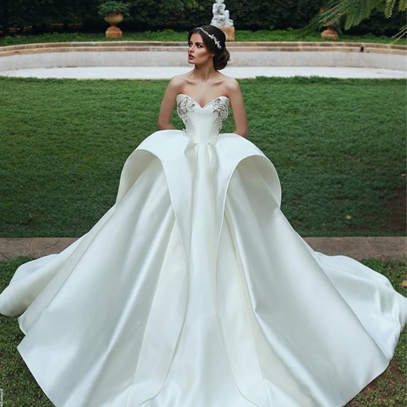 

2018 Fashion Wedding Dresses Sweetheart Applique Sleeveless Peplum Ball Gown Wedding Dress Romantic White Satin Sweep Train Wedding Gowns, Gold
