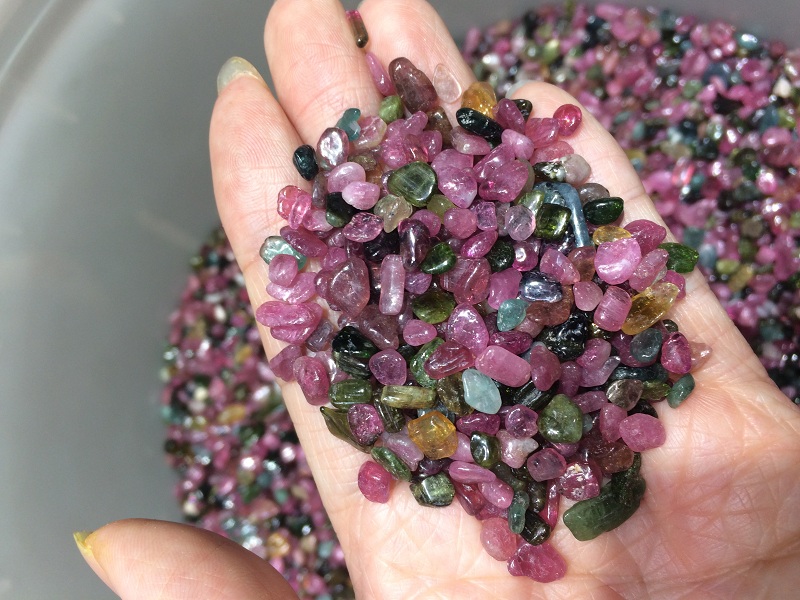

100g Mixed Tumbled Small loose Stone Natural polished Crystal Gems Quartz Red Green Blue Tourmaline Chips For Healing Reiki