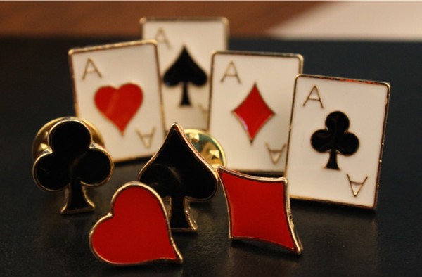 

Classical Poker Brooch Pin for Women Men Suit Shirt Collar Clothes Backpack Hat Badge Small Beautiful Lapel Pin Wholesale Borach Breastpin