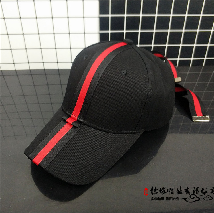 

Fashionable men and women's baseball caps, black white sunhats