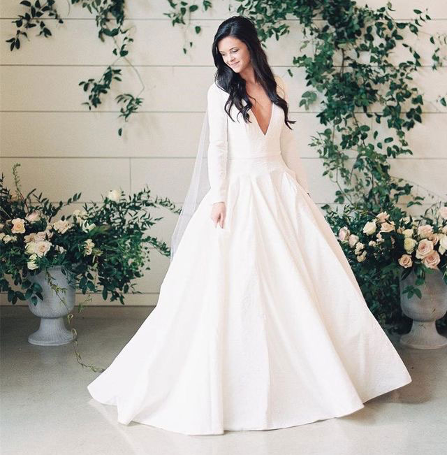 

Hot Selling Long Sleeves V Neck Wedding Dresses Bridal Gowns Sweep Train Dress for Bridal, Black