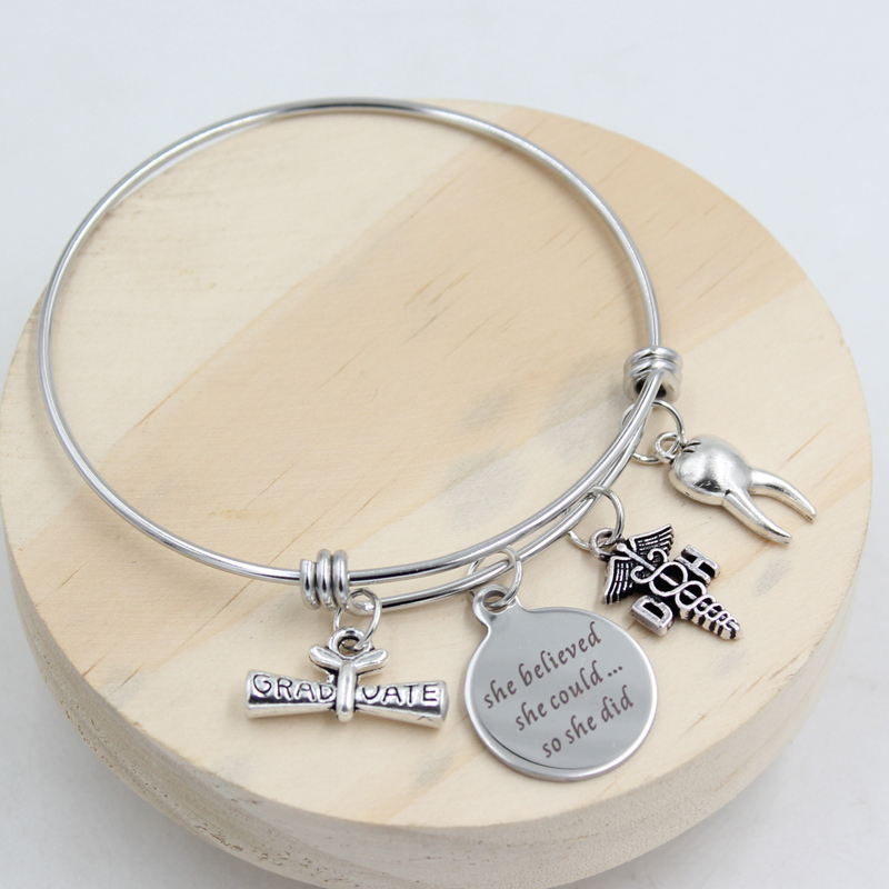 En gros Nouvelle Arrivée En Acier Inoxydable Fil Bracelet Bracelet Hygiéniste Dentaire Charme Bracelet DH Dentiste Graduation Cadeau École Cadeau