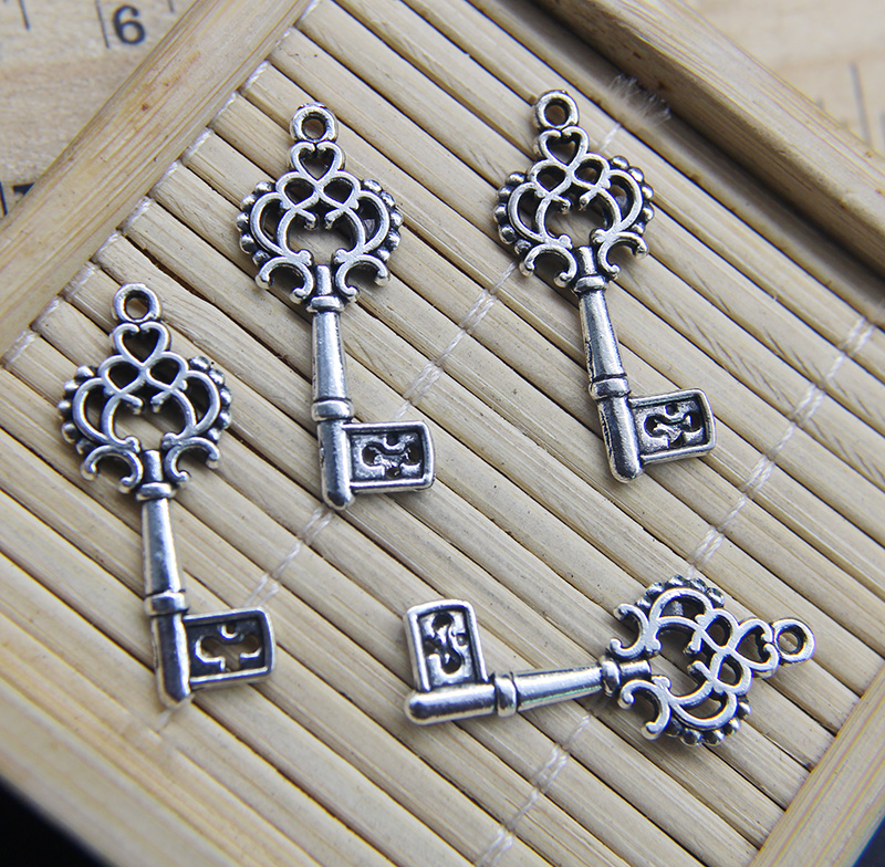 

Wholesale 100pcs Key Retro Ancient Silver Alloy Charm Pendant Jewelry Findings Jewelry Making DIY Gift 28*11mm