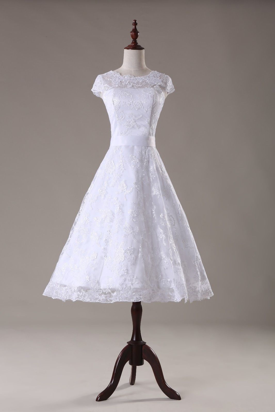 Nouvelle Vente Chaude À Manches Courtes Robe De Mariée Image Réelle Une Ligne De Thé Longueur Dentelle Robes De Mariée Sash Custom Made Transpare