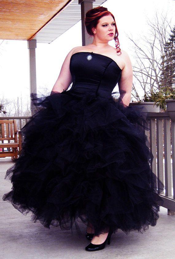 Robe de mariée taille plus gothique noire sans bretelles à volants Jupe à volants Tulle Longueur de robe de sol longue Robe de mariée adaptée aux