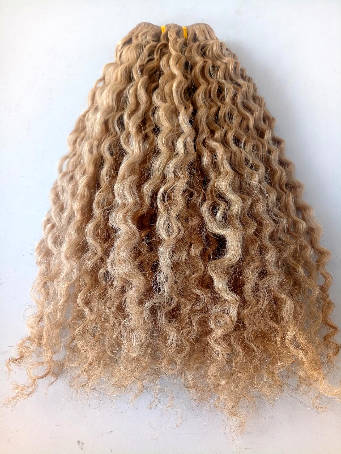

new arrive brazilian curly hair weft hair extensions unprocessed curly natural dark blonde color human extensions can be dyed