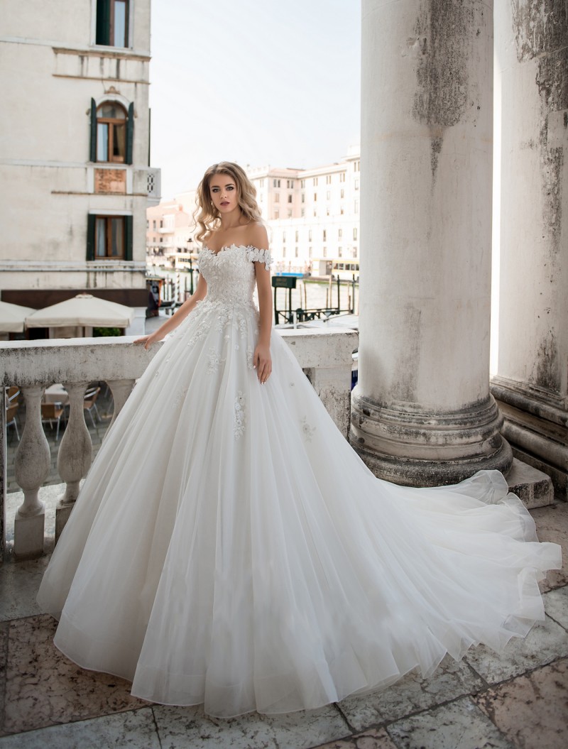 

Pentelei Princess Wedding Dresses Off Shoulder Robes De Mariée Lace Applique Sweep Train Modest Wedding Dress Bridal Gowns, Red