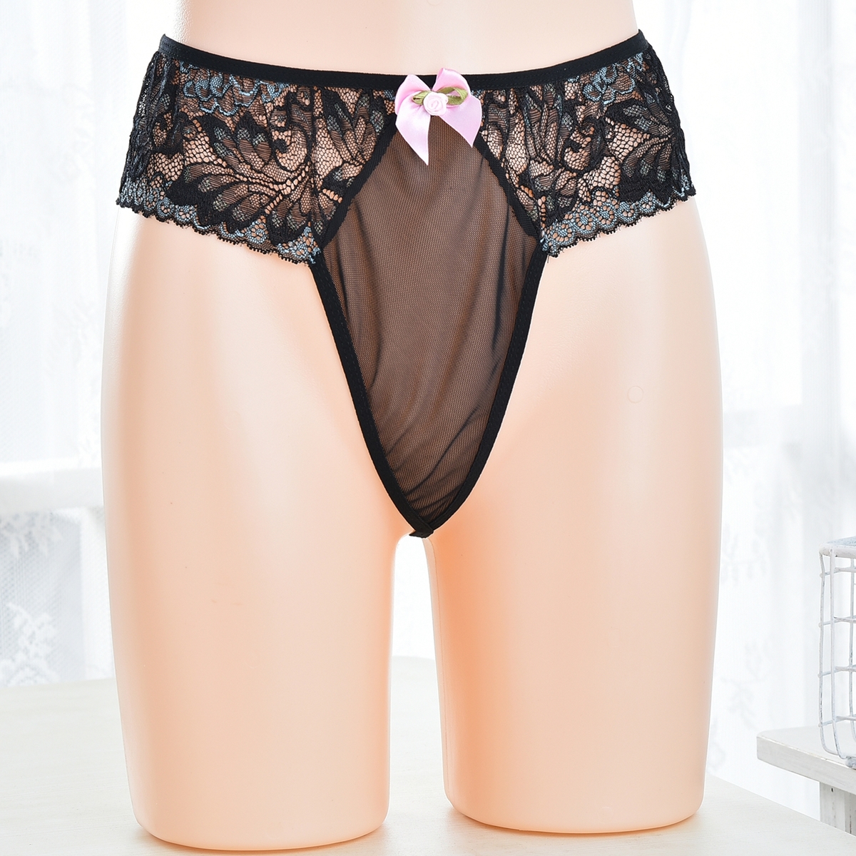 hombres en ropa interior femenina