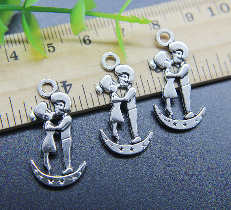 

100pcs Moon Kissing Lovers Alloy Charms Pendant Retro Jewelry Making DIY Keychain Ancient Silver Pendant For Bracelet Earrings 29*14mm