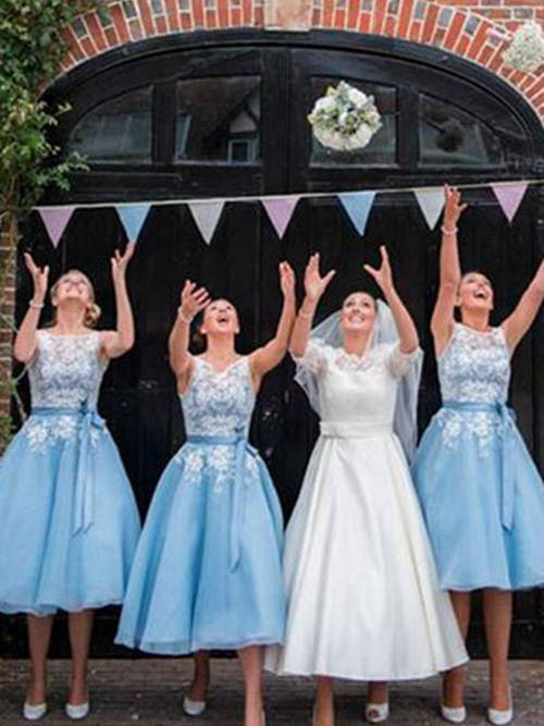 

Country Ice Blue Bridesmaid Dresses White Lace Sheer Neck A line Tea Length Ribbon Bows Applique Organza Cheap Party Prom Gowns Dress