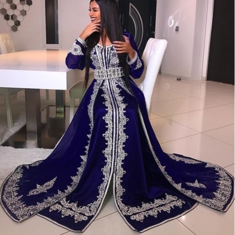 

Arabia Long Sleeve Prom Dresses V-Neck Crystal Beads Lace Applique Evening Dresses Glamorous Dubai Satin Floor Length 2018 Prom Dress, Gold