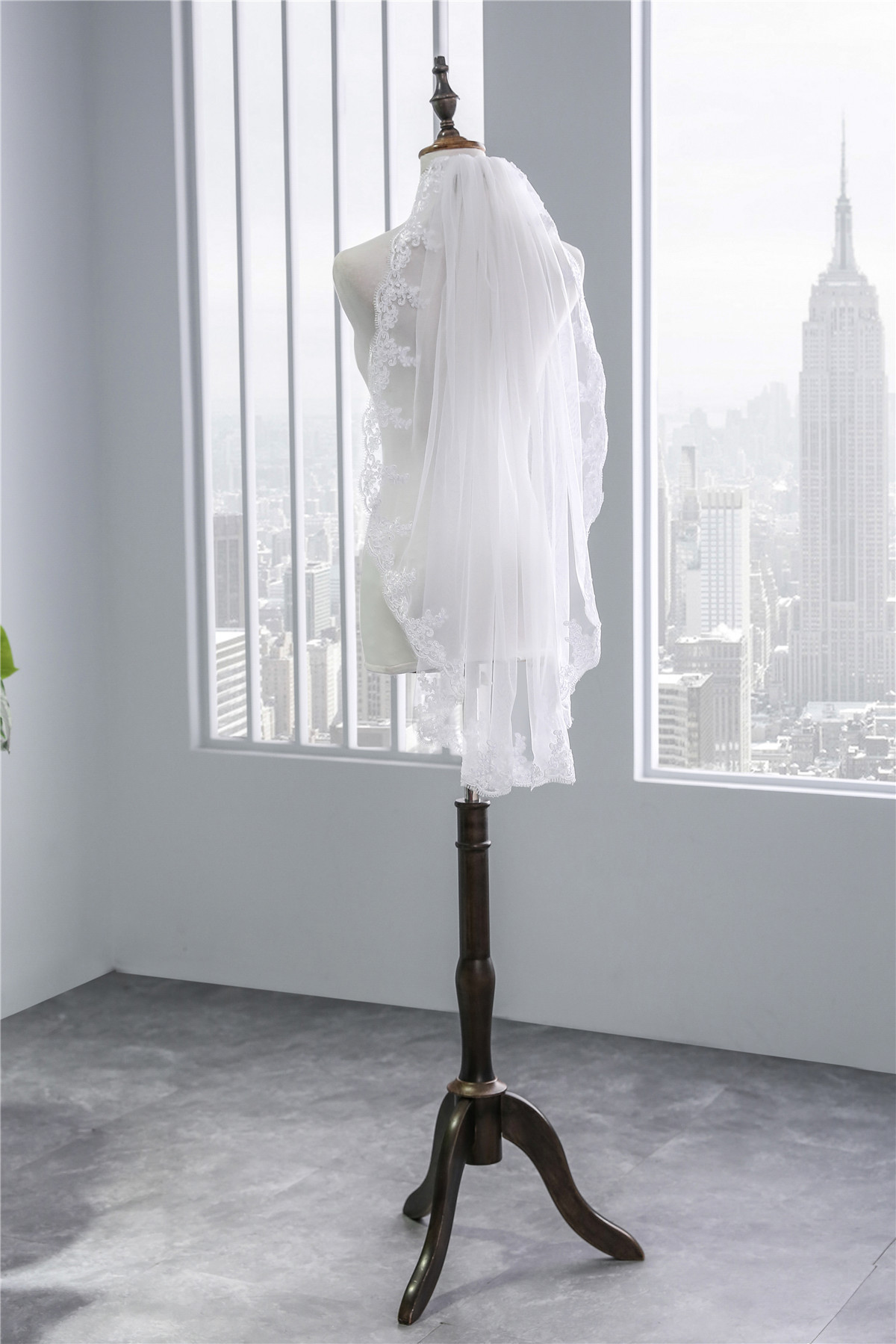 

2018 New High Quality Long White Ivory Wedding Veil Appliques Lace Beaded Bridal Veils Bride Wedding Accessories For Wedding Dresses QC1206