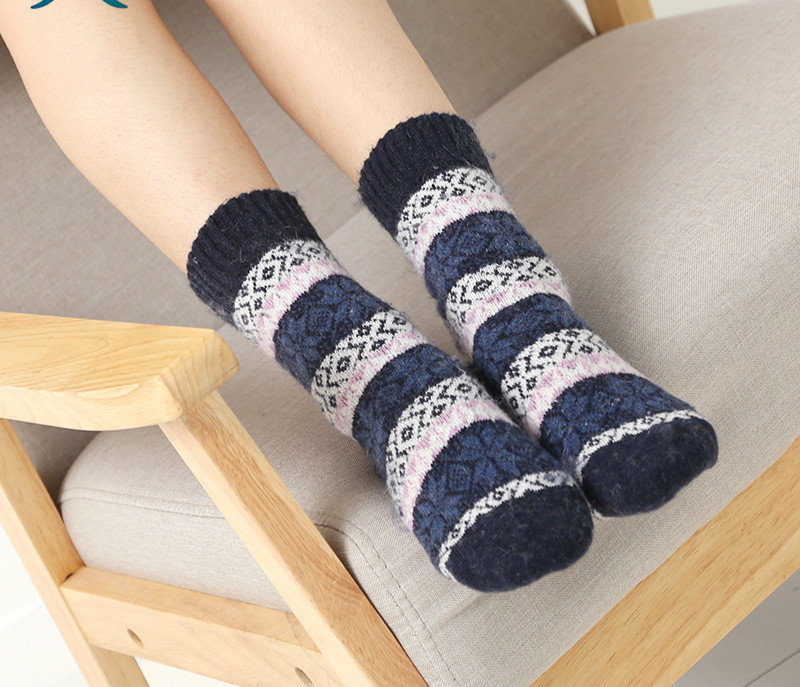 

Womens Wool Socks Vintage Style Thick Heavy Thermal Winter Warm Fuzzy Cute Crew Socks for Cold Weather 5 Pack, Multi