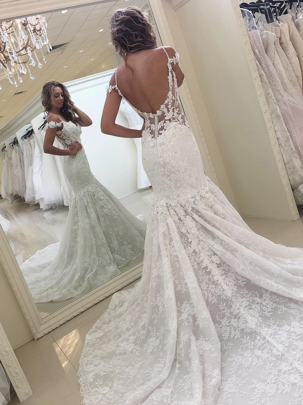 

Sexy Country Wedding Dresses Backless Spaghetti Straps Lace Appliques Court Train Vintage Garden Beach Boho Bridal Gowns Wedding Dress, Red