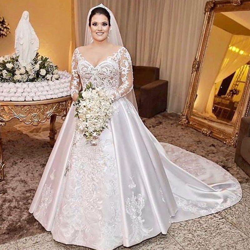 Romantic Plus Size Wedding Dresses Long Sleeves V-Neck Lace Appliques Bridal Dresses Glamorous Satin Sweep Train Wedding Gowns Cheap