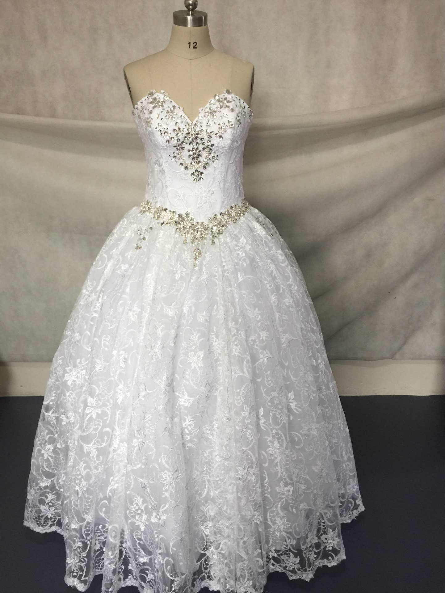 

Elegant Long Ball Gown Beaded Lace Muslim Wedding Dresses Women White Floor Length Bridal Gown Corset Back Wedding Gowns with Free Petticoat