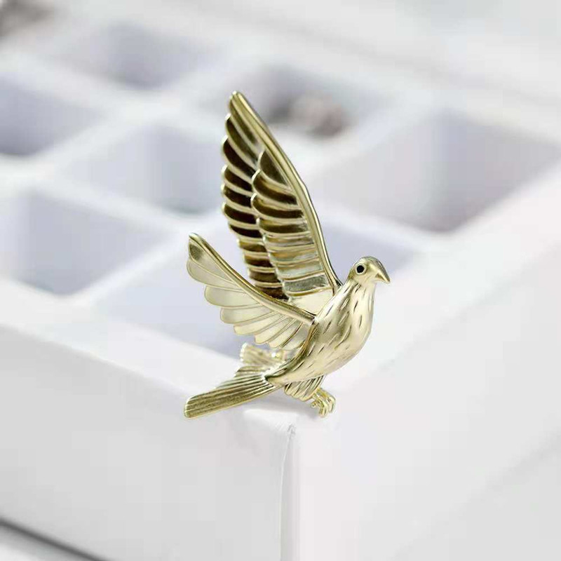 

Men Women Simple Fashion Pins Brooches Gold Silver Color Pigeon Brooches Pins Suit Lapel Pins for Party Wedding