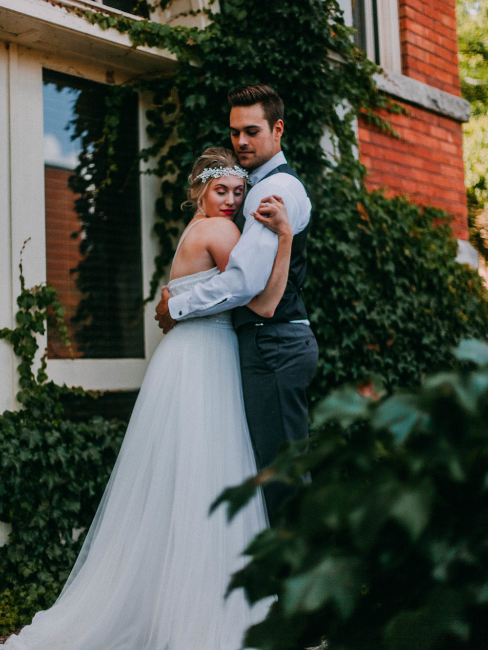 

Stunning Ivory Wedding Dresses Beading Sequins Top Detachable Strap Pleats Tulle Sweep Train Plus Size Wedding Dresses Bridal Gowns