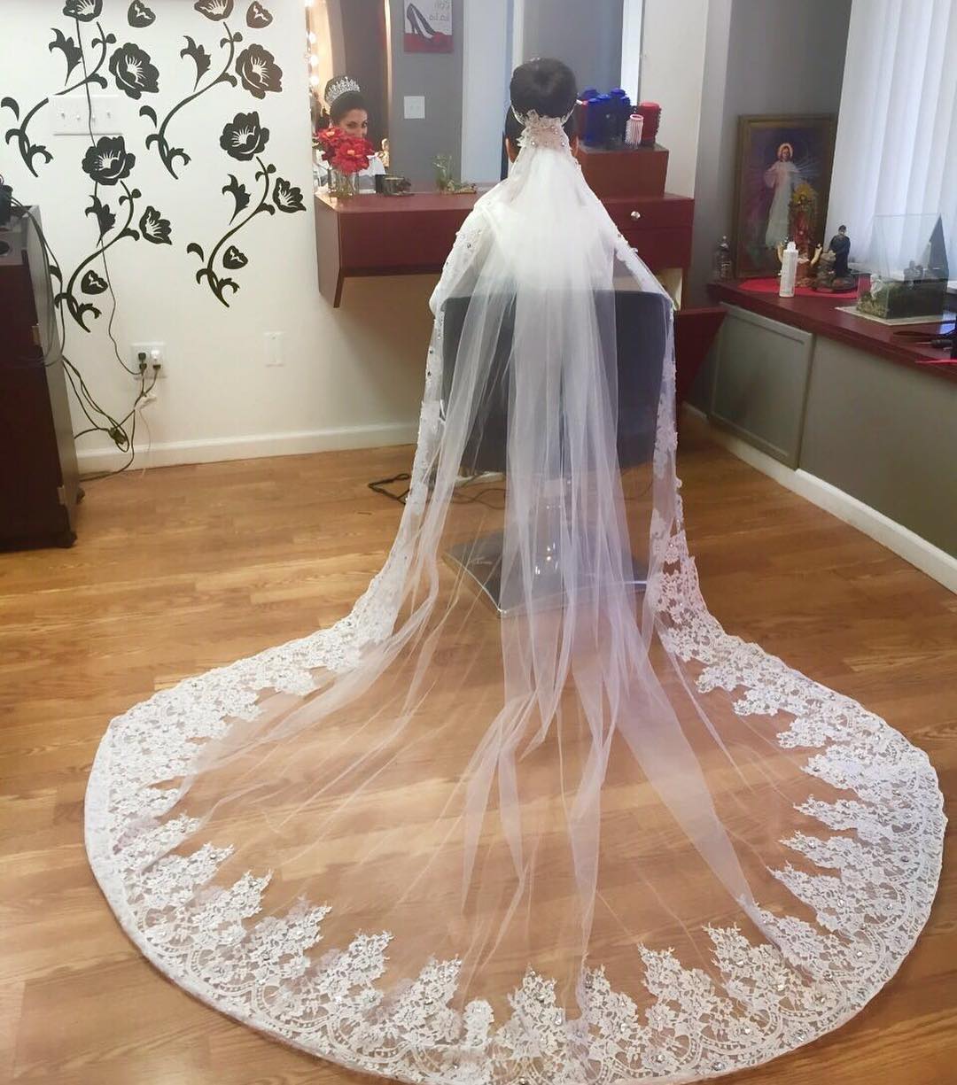 

Amazing 2.5M Beaded Wedding Veils With Lace Applique Edge One Layer Chapel Length Veils With Comb Tulle Bridal Veil, Ivory