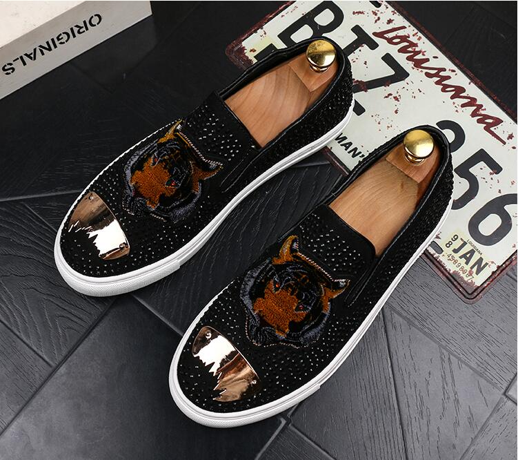 

New Luxury embroidery Men's Fashion Casual Shoes black/Gold Glitter Leisure Slip on Rivets Loafers Shoes Man Party Weeding Dress Shoes A926