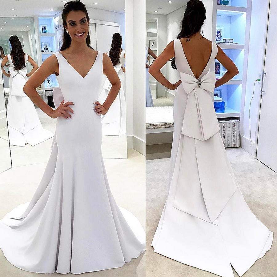 Col en V élégant longue robe de mariée en Satin sirène dos ouvert simple élégante longue robe de mariée sans manches avec un énorme nœud
