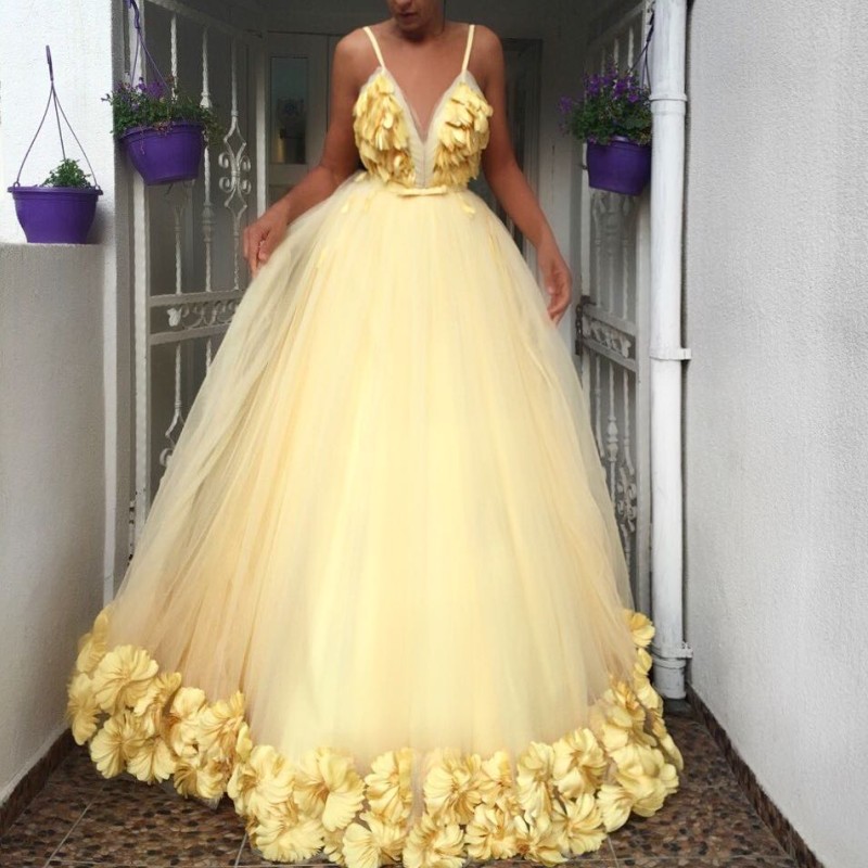 

Fashion Saudi Arabia Prom Dresses Sexy Spaghetti V-Neck Petals Applique Floor Length Party Dresses Stylish Fluffy Celebrity Evening Dress, Daffodil