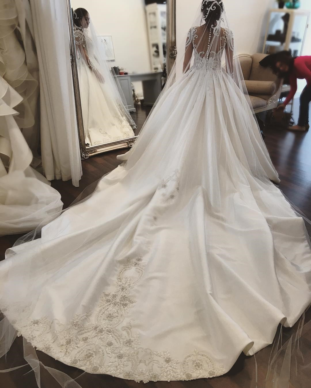 2024 Nouvelles robes de mariée à manches longues en dentelle Applique Crystal Sheer Neck Robes de mariée Cathédrale Train Satin Plus Taille Robe