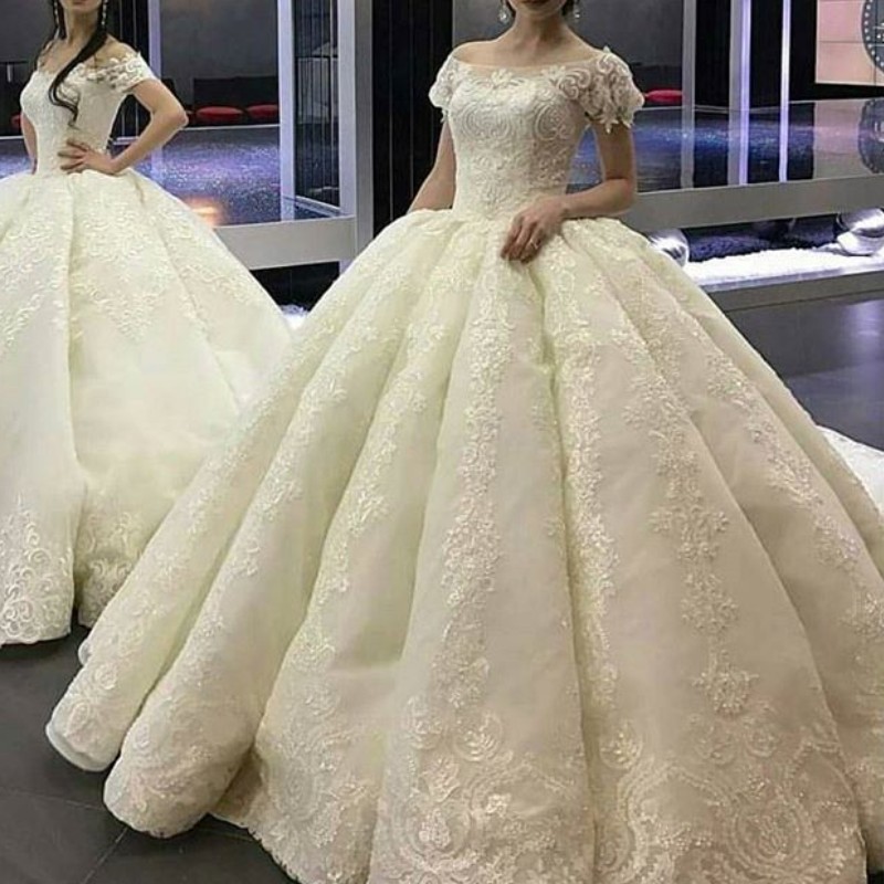 

Lace Appliqued Dubai Wedding Dresses Off Shoulder Short Sleeve Fluffy Ball Gown Wedding Dress 2018 New Arrival Saudi Princess Wedding Gowns, Ivory