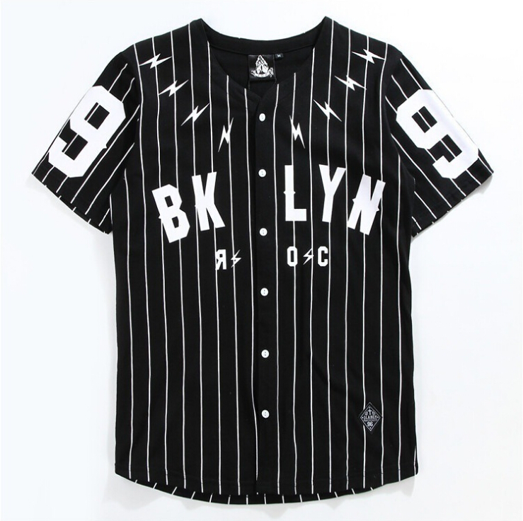 camiseta rayada blanca y negra