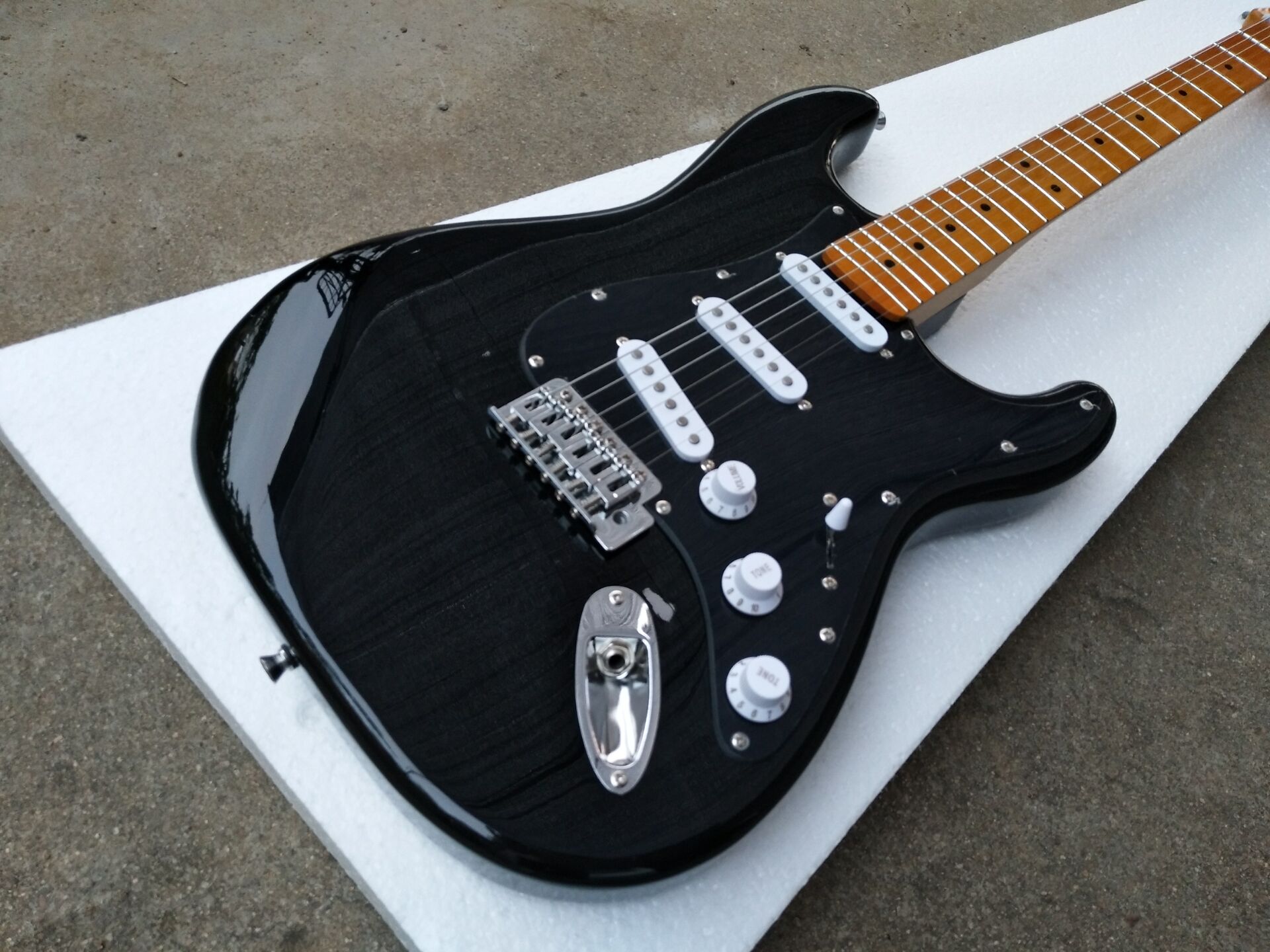 

Custom Shop David Gilmour Strat Black ST Electric Guitar 3 Ply All Black Pickguard, Gloss Paint Yellow Neck & Fingerboard, One String Tree