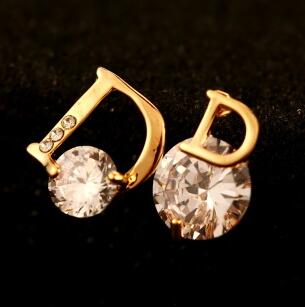 

18K Gold Plated Letter D Pattern Stud Earrings Zircon Earrings for Women Wedding Korean Fashion Jewelry Accessories High Qualit