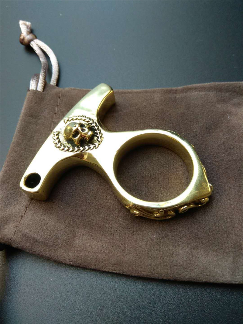 

Skull Brass Key Chain EDC Finger Ring Brass Knuckles Broken Window Portable KeyPendant Emergencyset