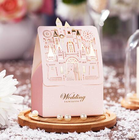 

2018 New 50pcs Laser Cut Wedding Favors Bride and Groom Candy Boxes Wedding Favors Pink Castle Flower Pattern Gift Box Wedding Decoration, Optional