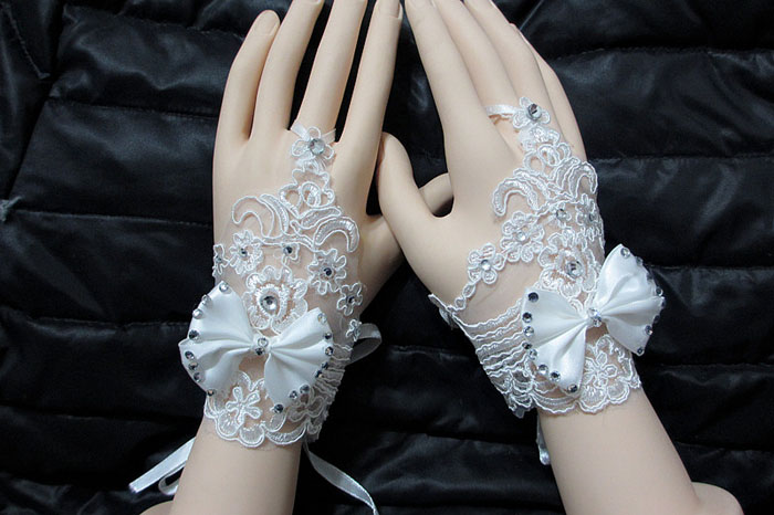 

2018 White Appliques Glove Beading Sequined Wedding Accessories White Short Wrist Fingerless Bridal Wedding Gloves