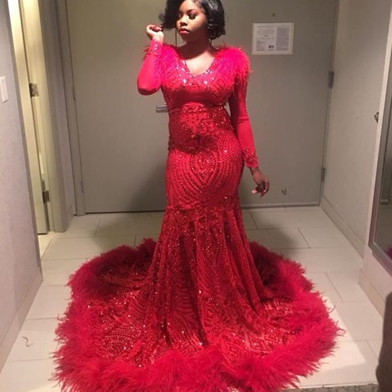 

Gorgeous Feather Dubai Prom Dresses Luxury Beads Sequins V-Neck Long Sleeves Party Dress Stunning 2018 Mermaid Celebrity Gown Evening Dress, Champagne