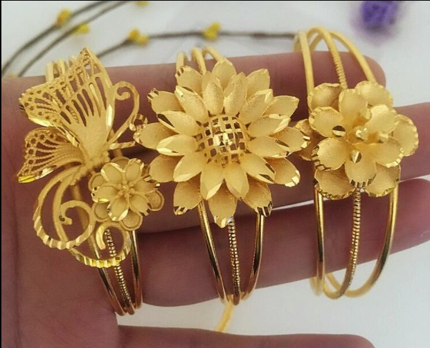 

Cuff Bracelet Open bangle 56mm Diameter fashion Jewelry new luxury 14K Gold Hollowed Flowers butterfly Bracelet Charm For women