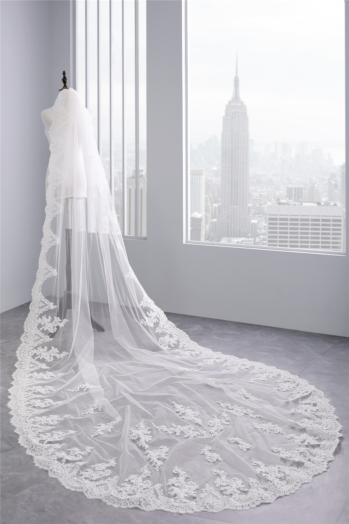 

2018 New High Quality Long White Ivory Wedding Veil Appliques Lace Beaded Bridal Veils Bride Wedding Accessories For Wedding Dresses QC1210