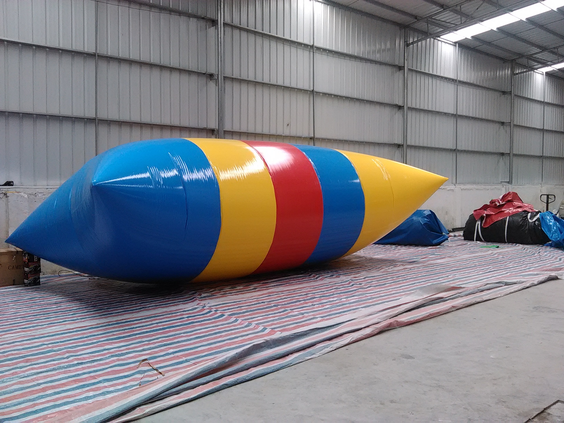 

blob Bouncing inflatable jumping bag many size playing with water trampoline use in summer