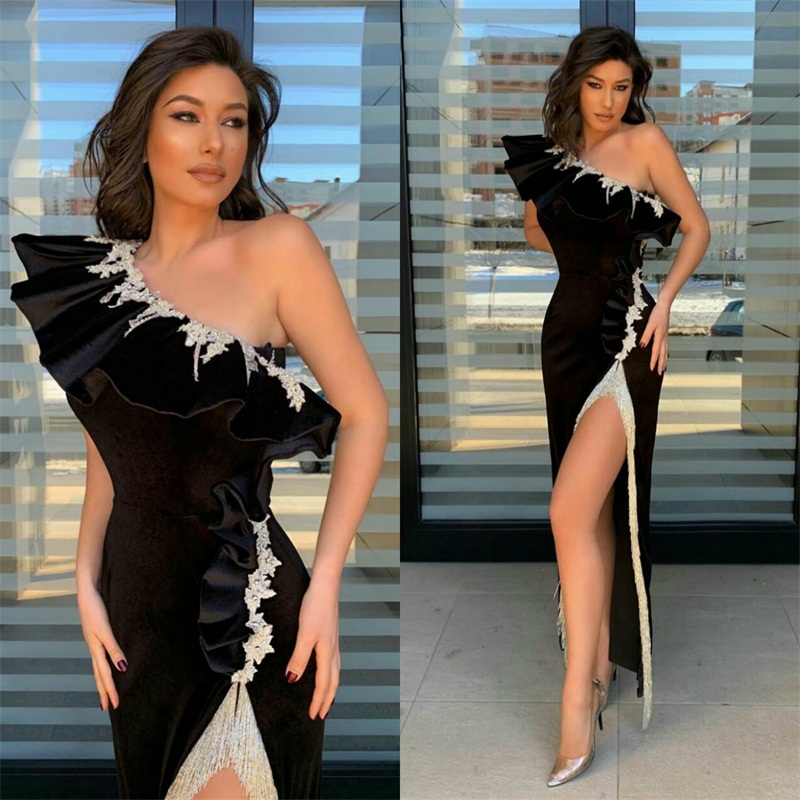 Robes de soirée sexy noires a-ligne une épaule sans manches haute fente appliquée gland robe de soirée perlée balayage train robe de concours à v