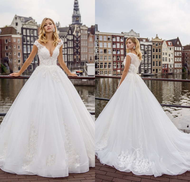 

2019 White A Line Wedding Dresses V Neck Sweep Train Lace Appliqued Vestidos De Novia Bohemian Country Wedding Dress Plus Size Bridal Gowns, Ivory