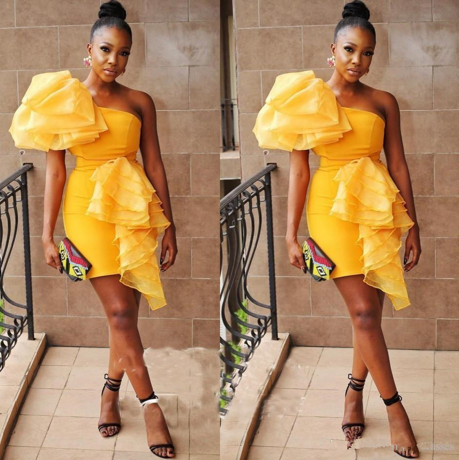Sexy Short Tail One épaule manche mini-robes de soirée Robe de fête serrée pour femmes Robes de bal jaune arrière arrière