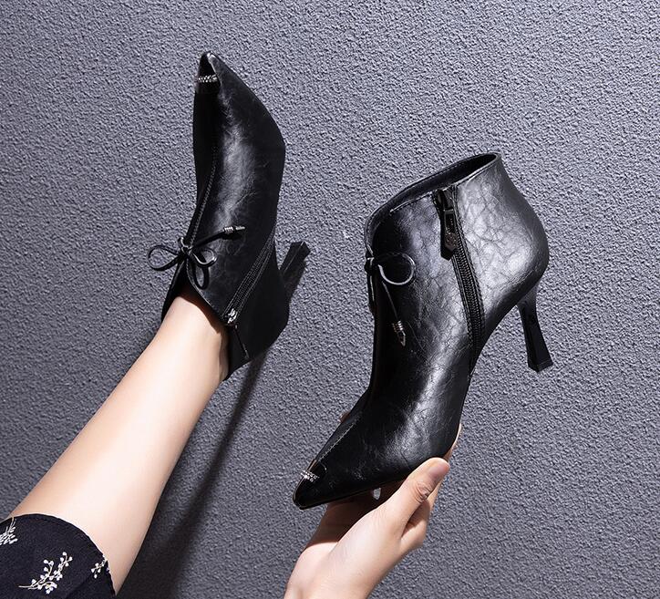 

Women's Boots 2020 Autumn and Winter Metal Pointed Toe Plus Velvet Short Boots Thin Heel Short, Black