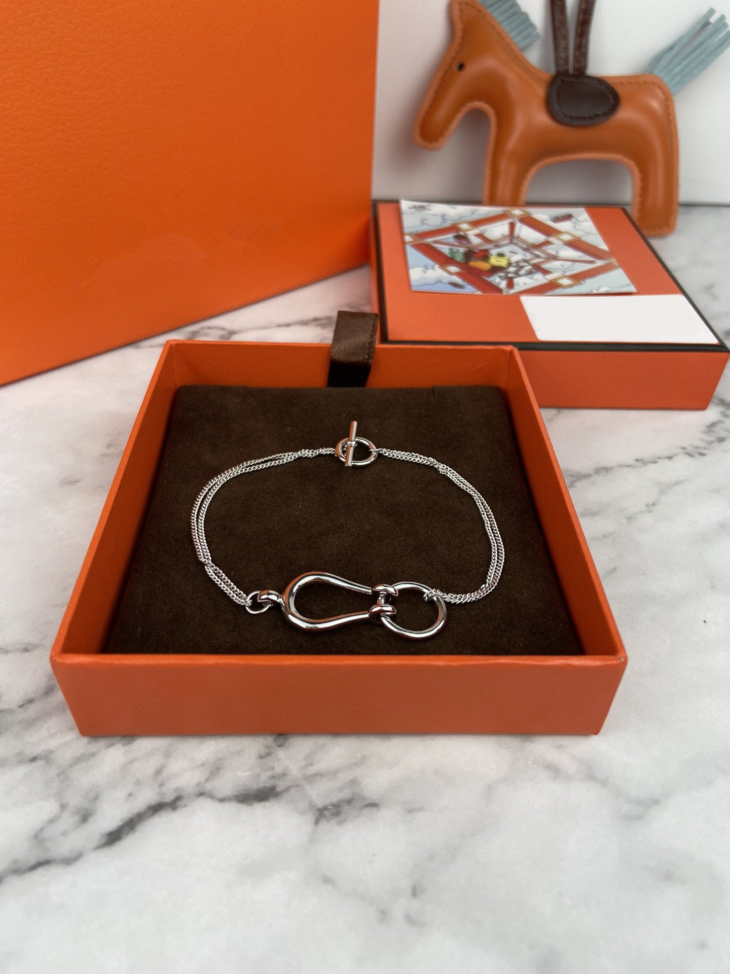 

H high-quality classic bracelet is simple and elegant without losing the nobility of Athens, Black