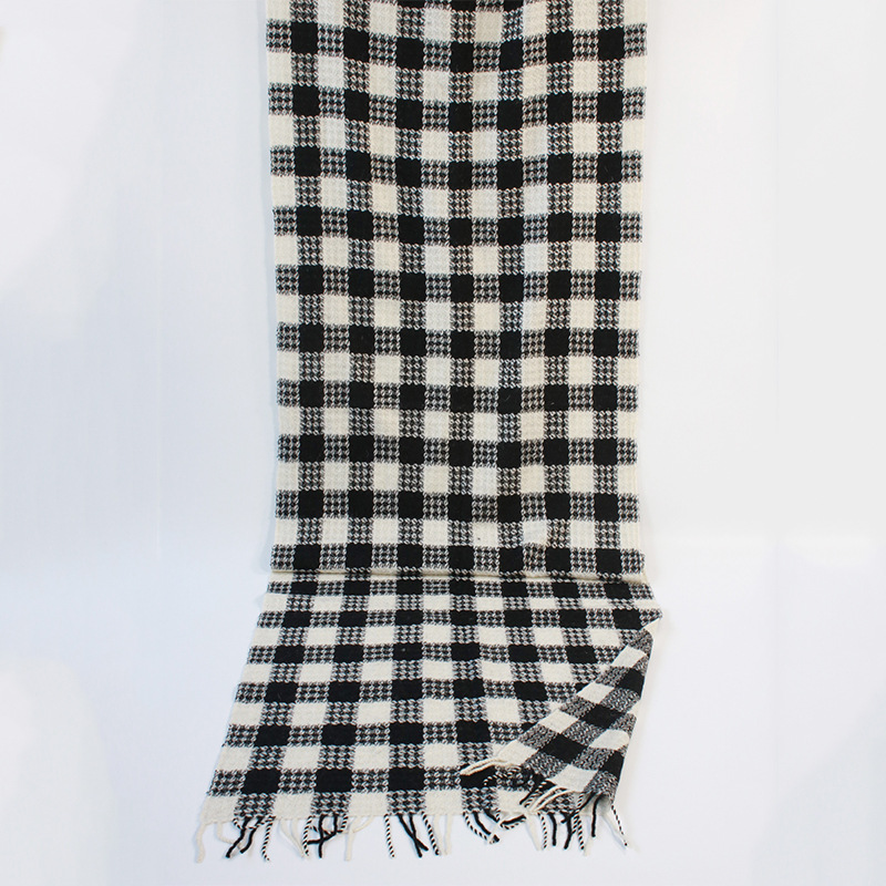 

Wholesale- High Quality Pure Wool Knitted Checkered Scarf Fashion Tassel Shawl Small Fragrance Wool Plaid Shawl Women's Luxury Gift