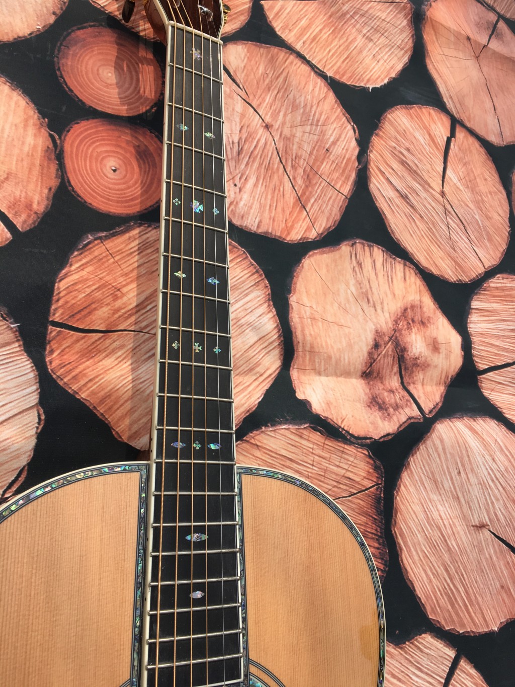 

40 inch small classic 000 series spruce veneer. Rose wood side, pearl abalone inlay, free of freight.