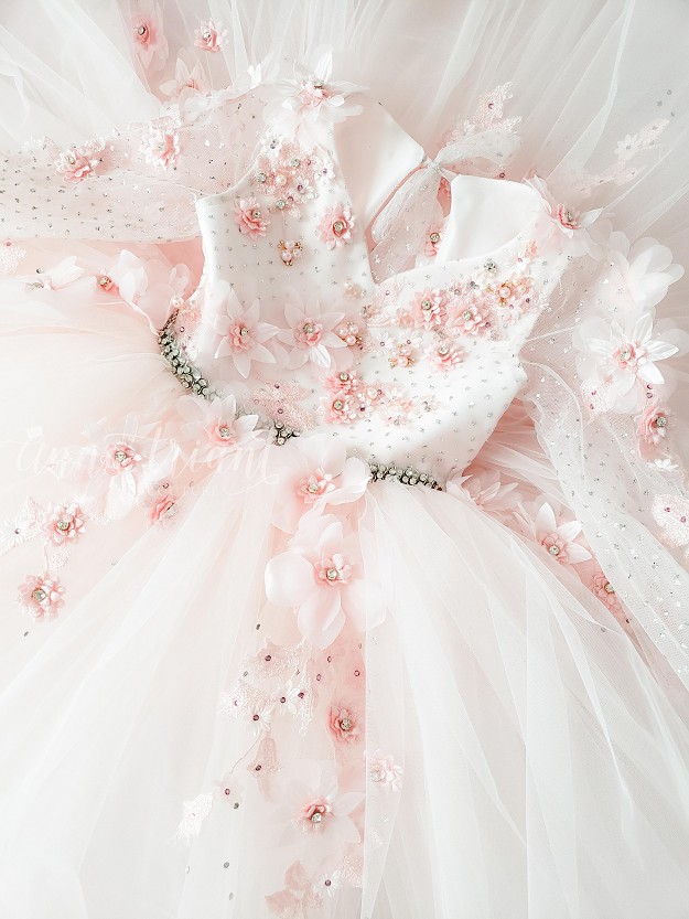 Robes de demoiselle d'honneur rose mignonnes, col en V, manches longues, fleurs faites à la main, paillettes perlées, ceinture de concours, train