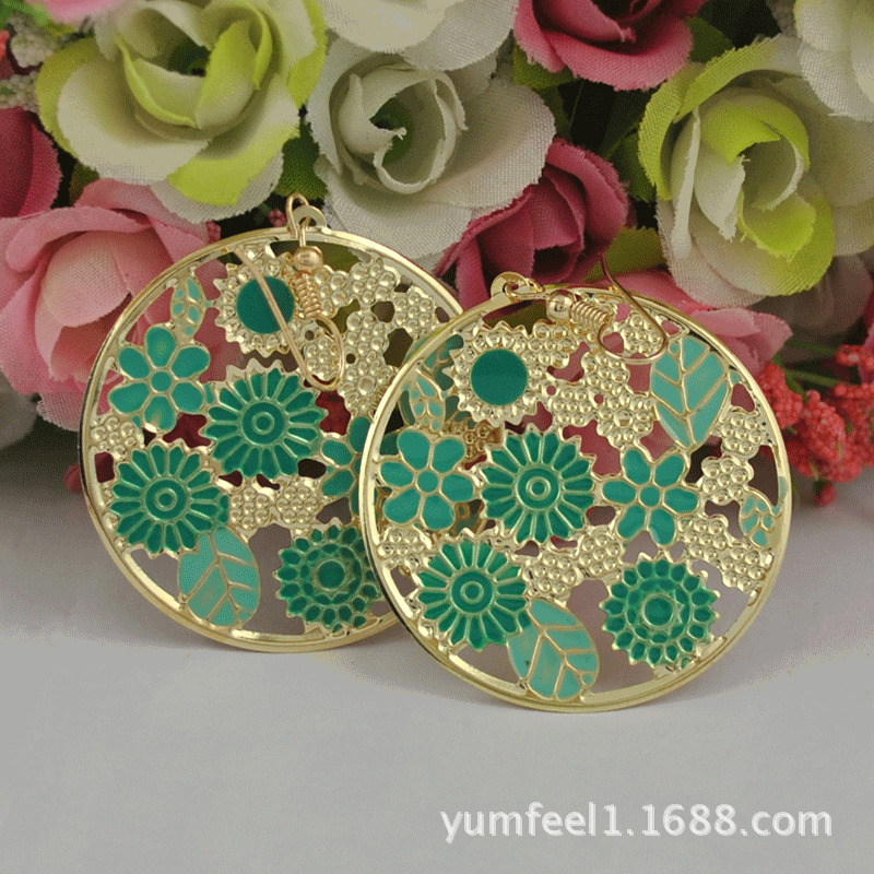 

Palace style classic rape hollow carved earrings Queen temperament all-match earrings